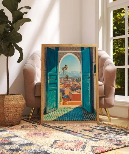 Affiche porte bleue marocaine posée dans un salon bohème avec plante