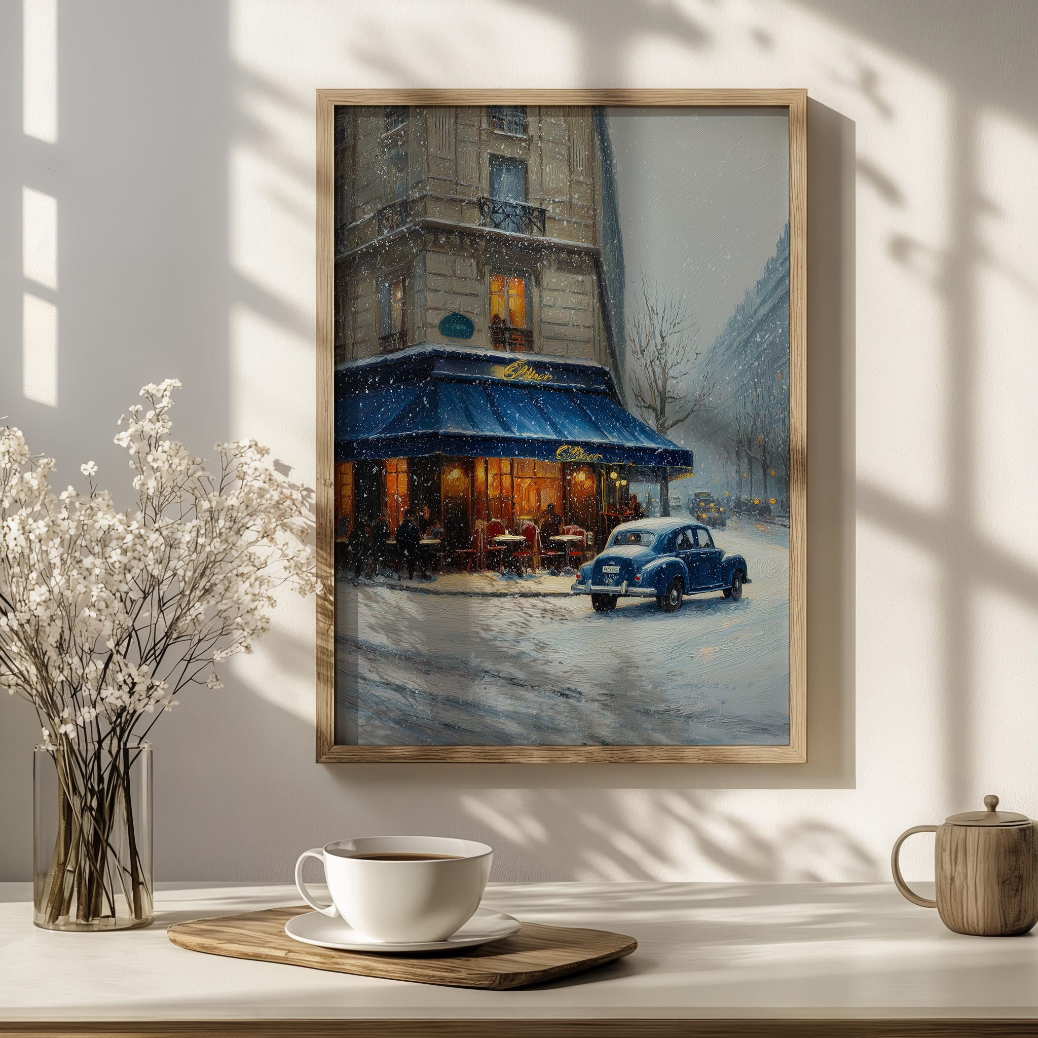 Affiche rue parisienne en hiver – Café illuminé affiche rue parisienne hiver café illuminé voiture vintage ambiance chaleureuse paris