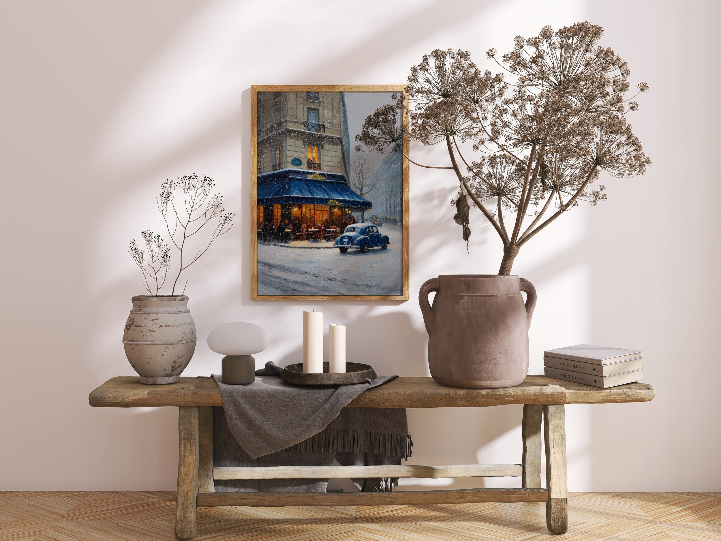Affiche rue parisienne en hiver – Café illuminé affiche rue paris hiver sur meuble bois décoration élégante