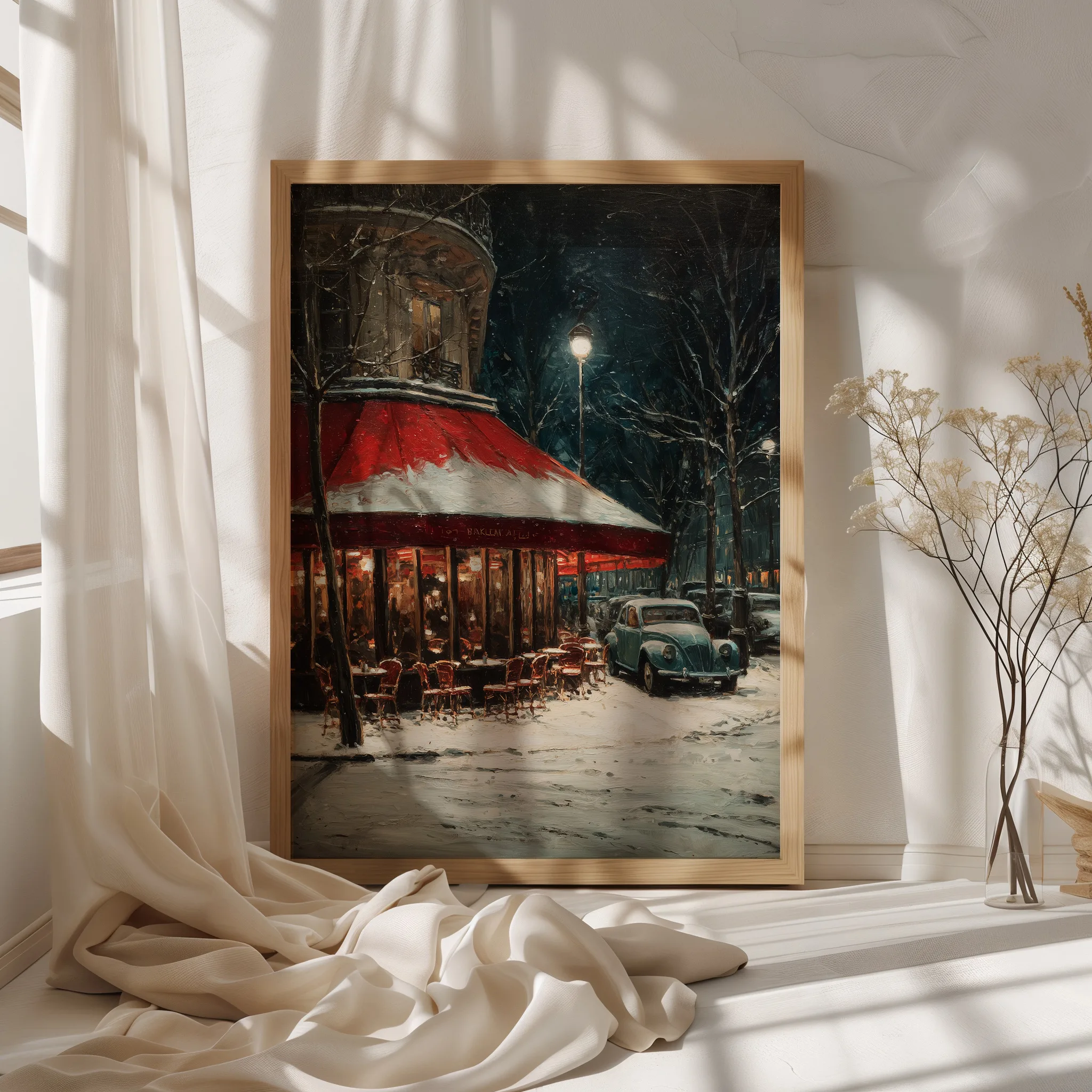 Affiche Paris Hiver – Café Rouge sous la Neige Affiche Paris hiver café rouge sous la neige – mockup 01 intérieur lumineux