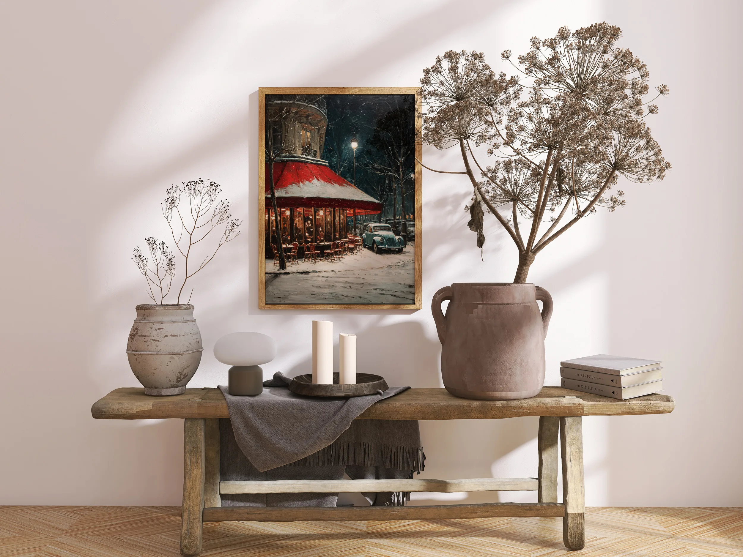 Affiche Paris Hiver – Café Rouge sous la Neige Affiche Paris hiver café rouge – mockup 04 intérieur minimaliste chaleureux