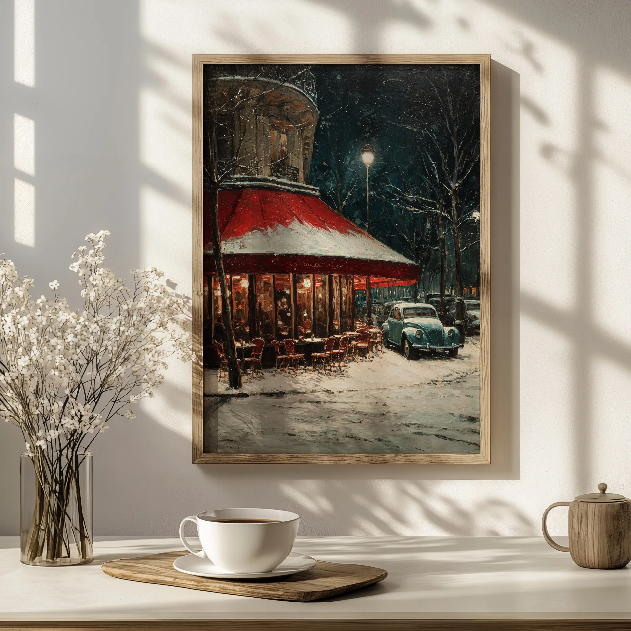 Affiche Paris Hiver – Café Rouge sous la Neige Affiche Paris café sous la neige – art mural hivernal style peinture à l’huile