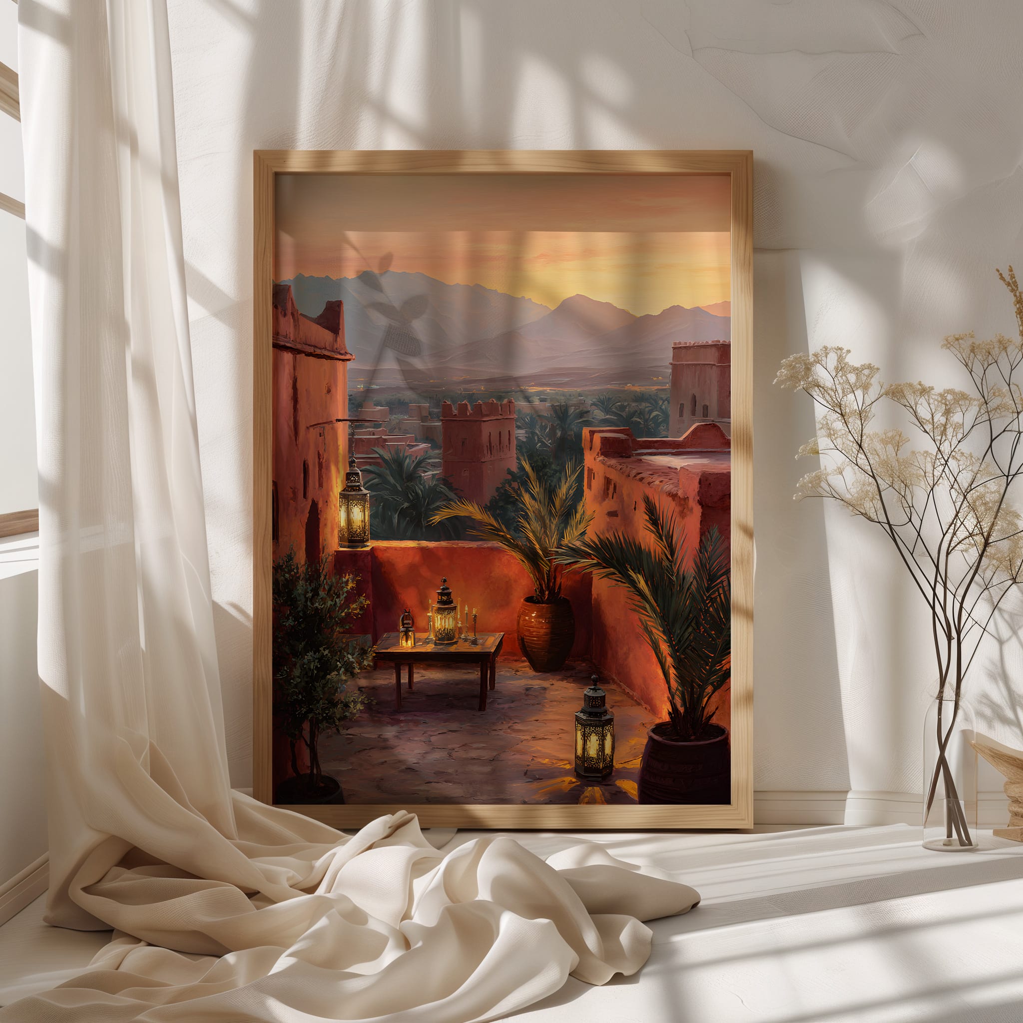 Affiche Maroc Atlas – Terrasse au coucher du soleil Affiche terrasse marocaine avec lanternes, riad terracotta et vue sur les montagnes
