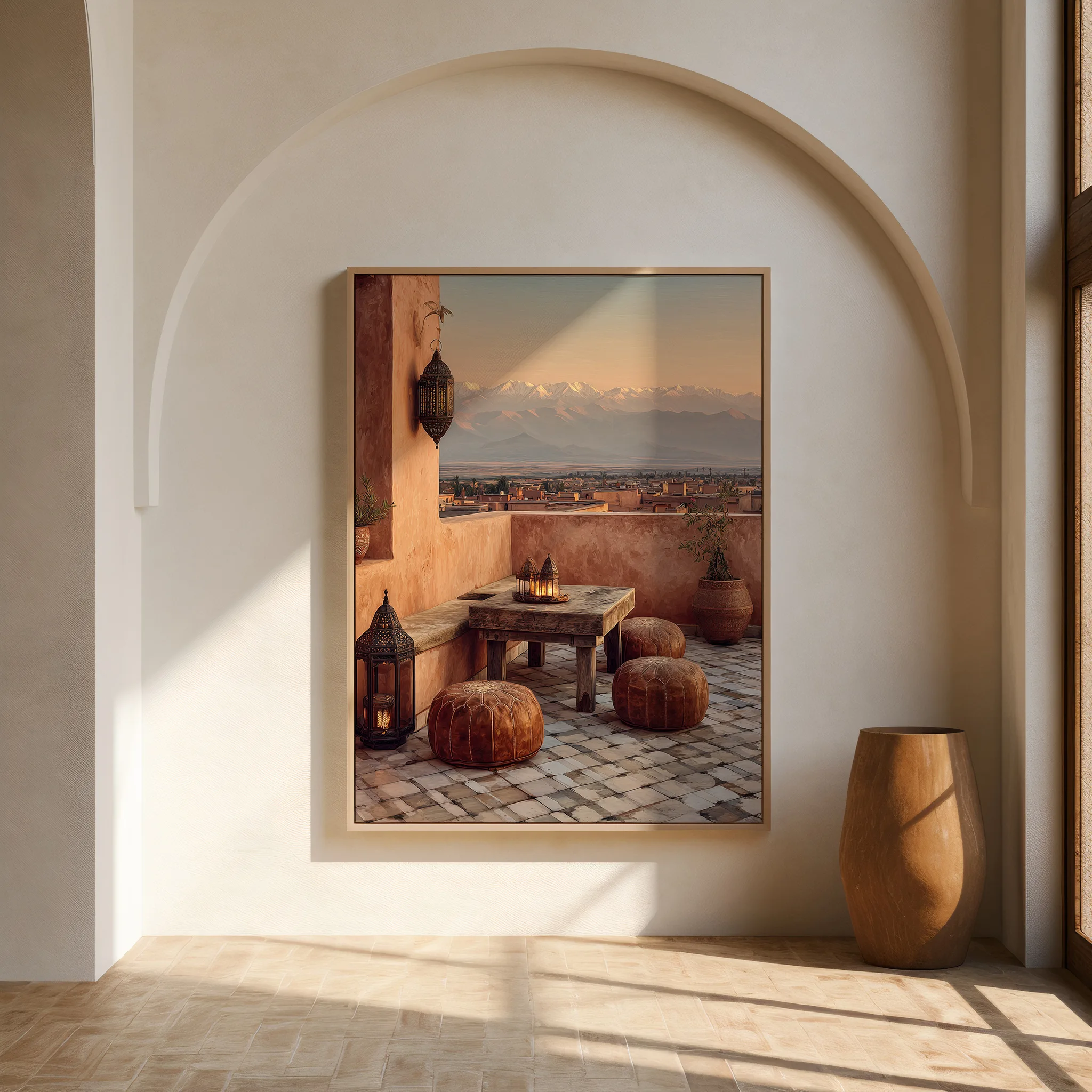 Affiche riad terracotta encadrée dans une alcôve lumineuse
