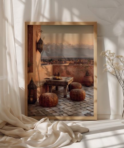 Affiche terrasse marocaine avec lanternes, riad terracotta et vue sur les montagnes