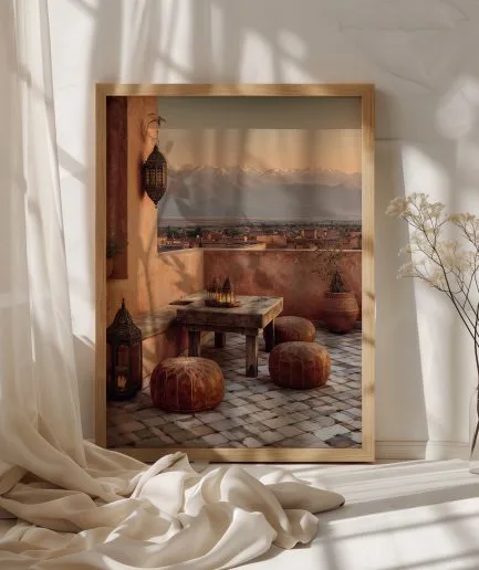 Affiche terrasse marocaine avec lanternes, riad terracotta et vue sur les montagnes