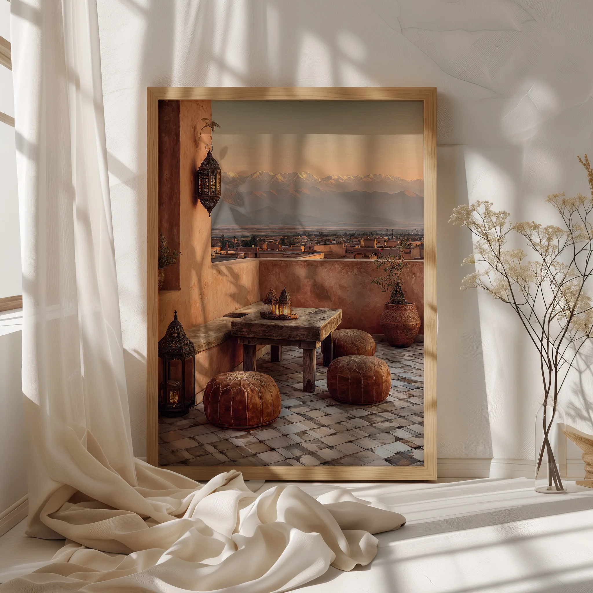 Affiche terrasse marocaine avec lanternes, riad terracotta et vue sur les montagnes