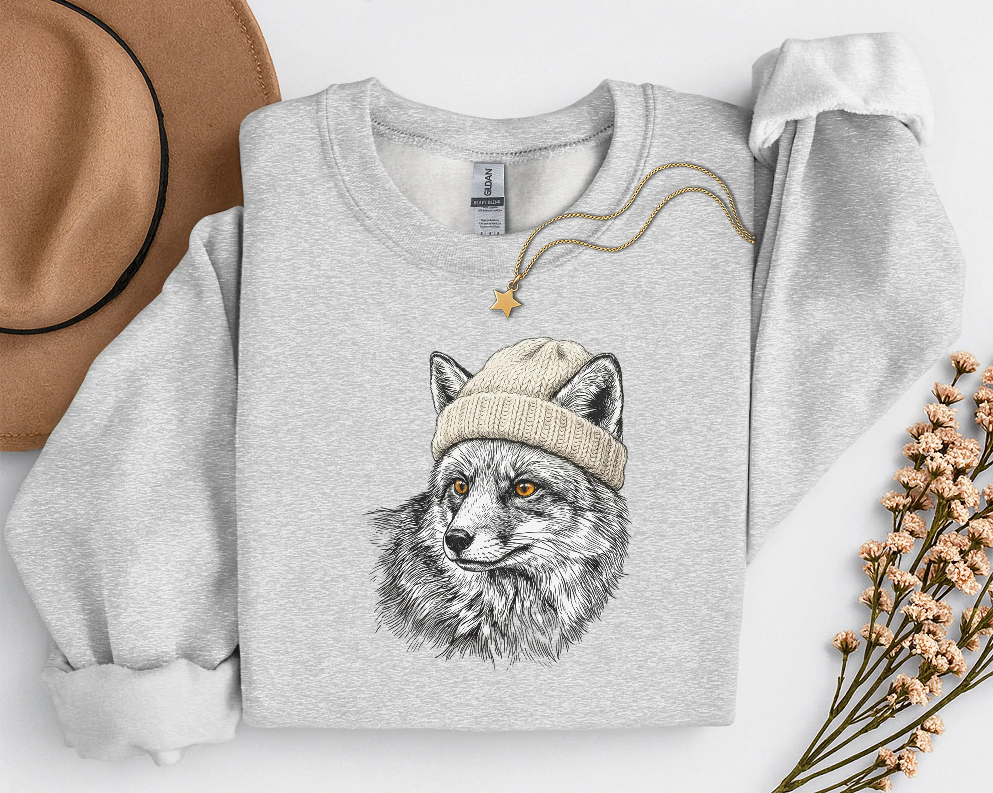 sweat-renard-bonnet-ash Sweat renard bonnet gris cendré avec illustration d'un renard en bonnet, photo à plat avec chapeau et collier étoile