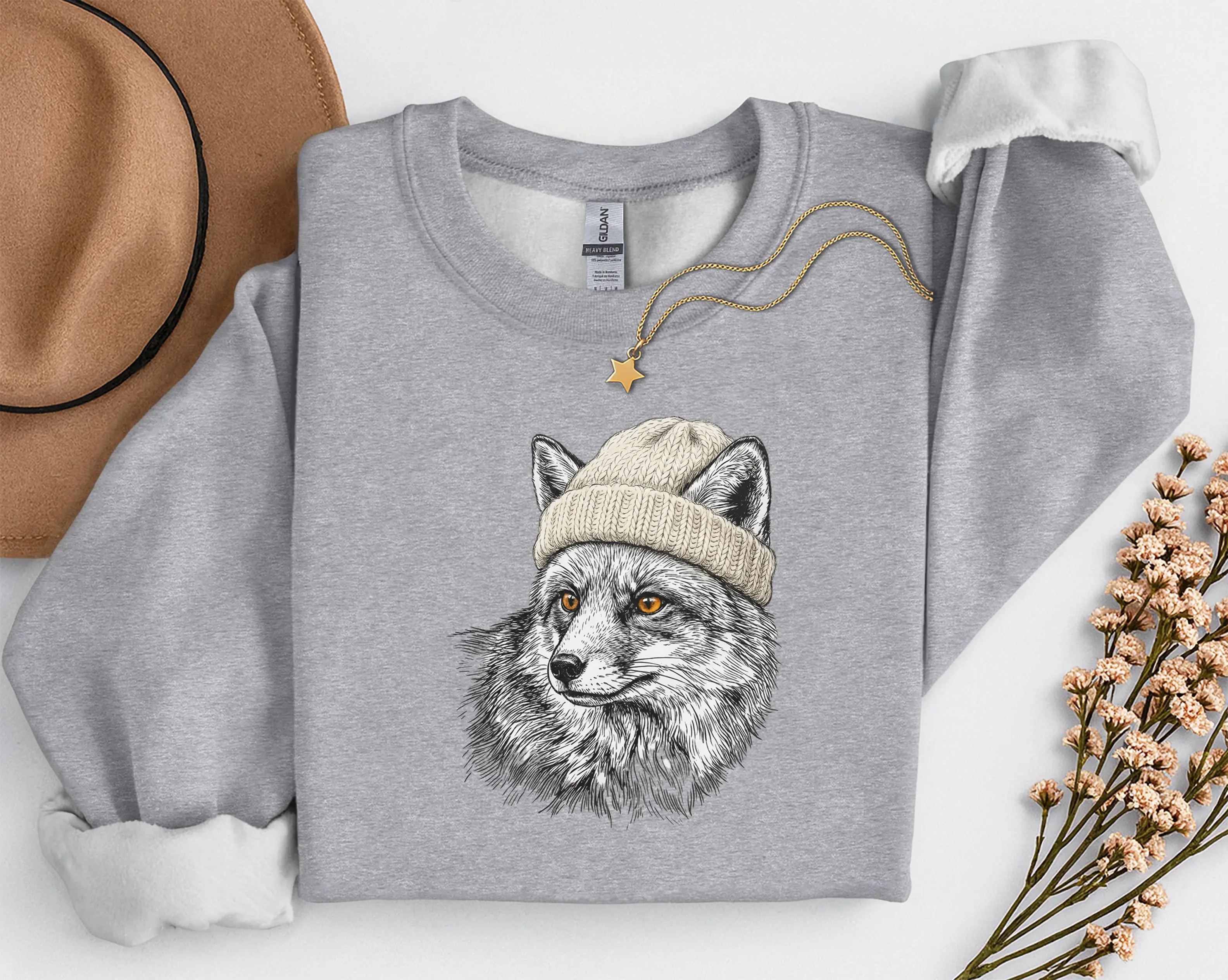 sweat-renard-bonnet-gris Sweat gris chiné avec illustration d'un renard en bonnet, photo à plat avec chapeau et collier étoile