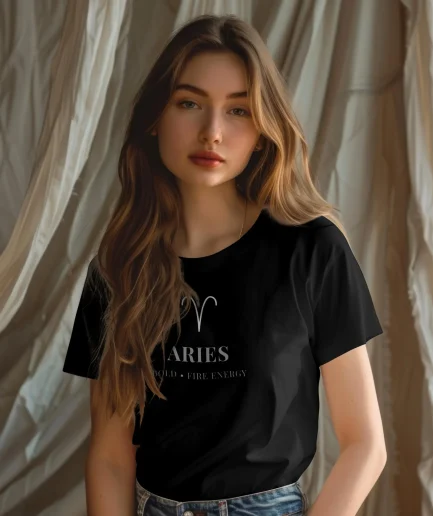 t-shirt Bélier minimaliste noir porté femme style élégant