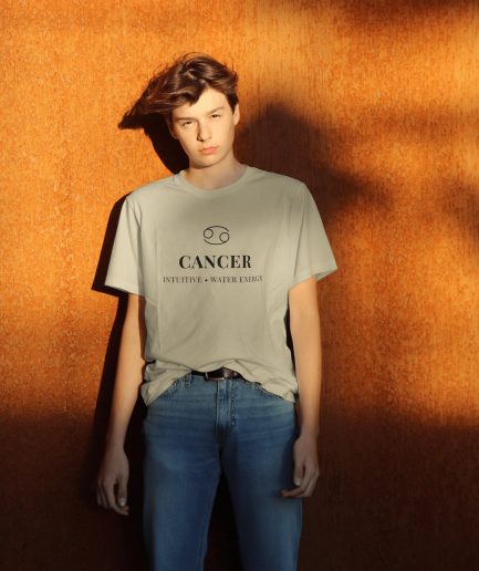 personne portant t-shirt cancer minimaliste naturel style moderne astrologie