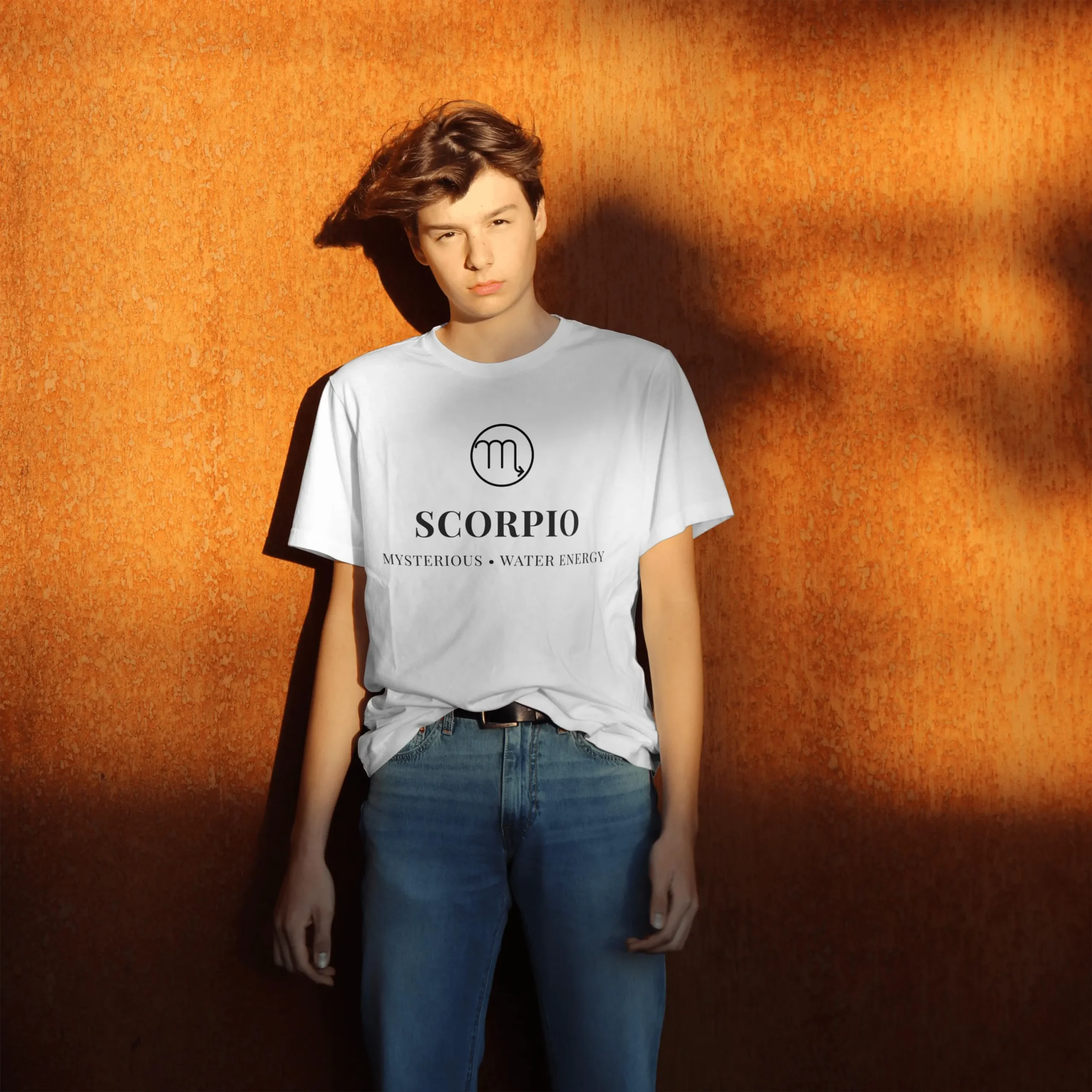 T-shirt Scorpion Intensité maîtrisée t-shirt scorpion minimaliste porté – style astrologique moderne Scorpio