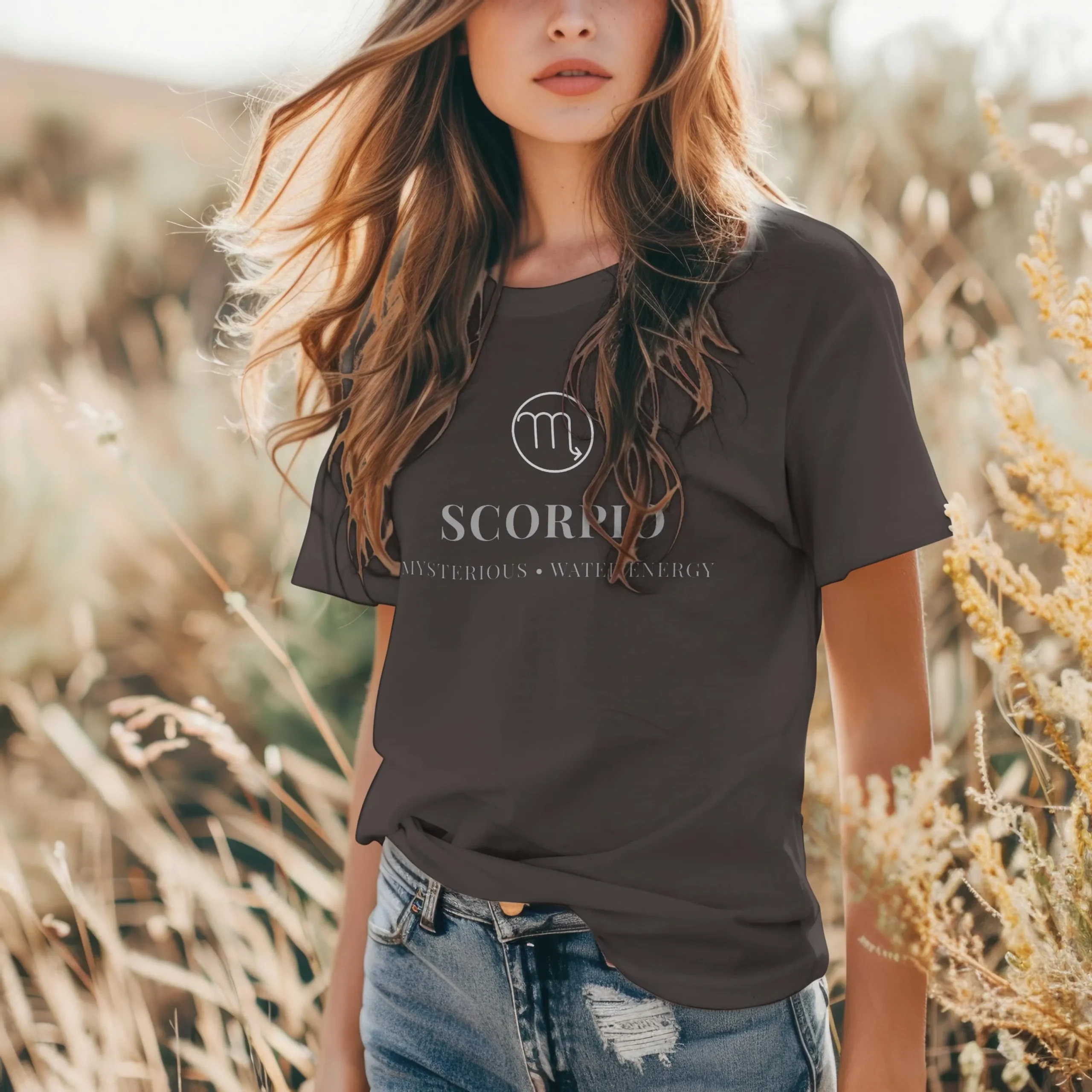 T-shirt Scorpion Intensité maîtrisée T-shirt Scorpion beige porté lifestyle – symbole astrologique discret et élégant