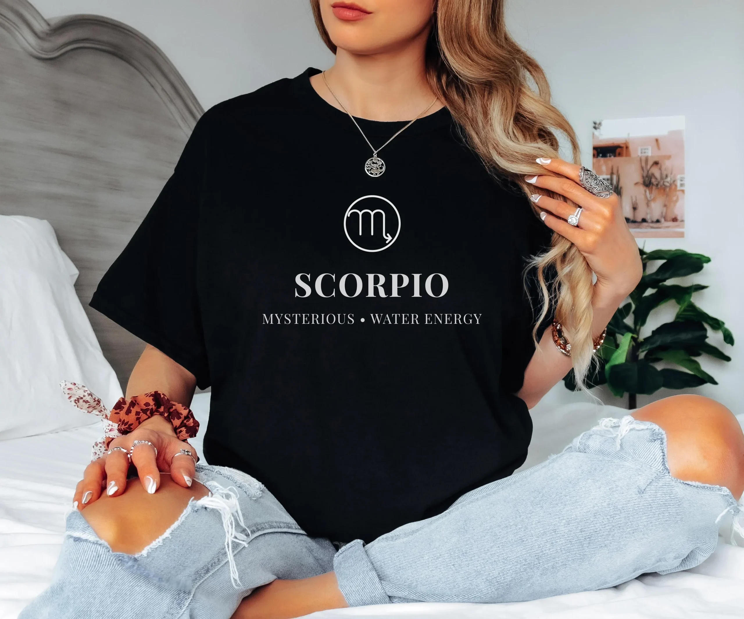 T-shirt Scorpion Intensité maîtrisée T-shirt Scorpion noir minimaliste porté – style astrologique moderne et intense
