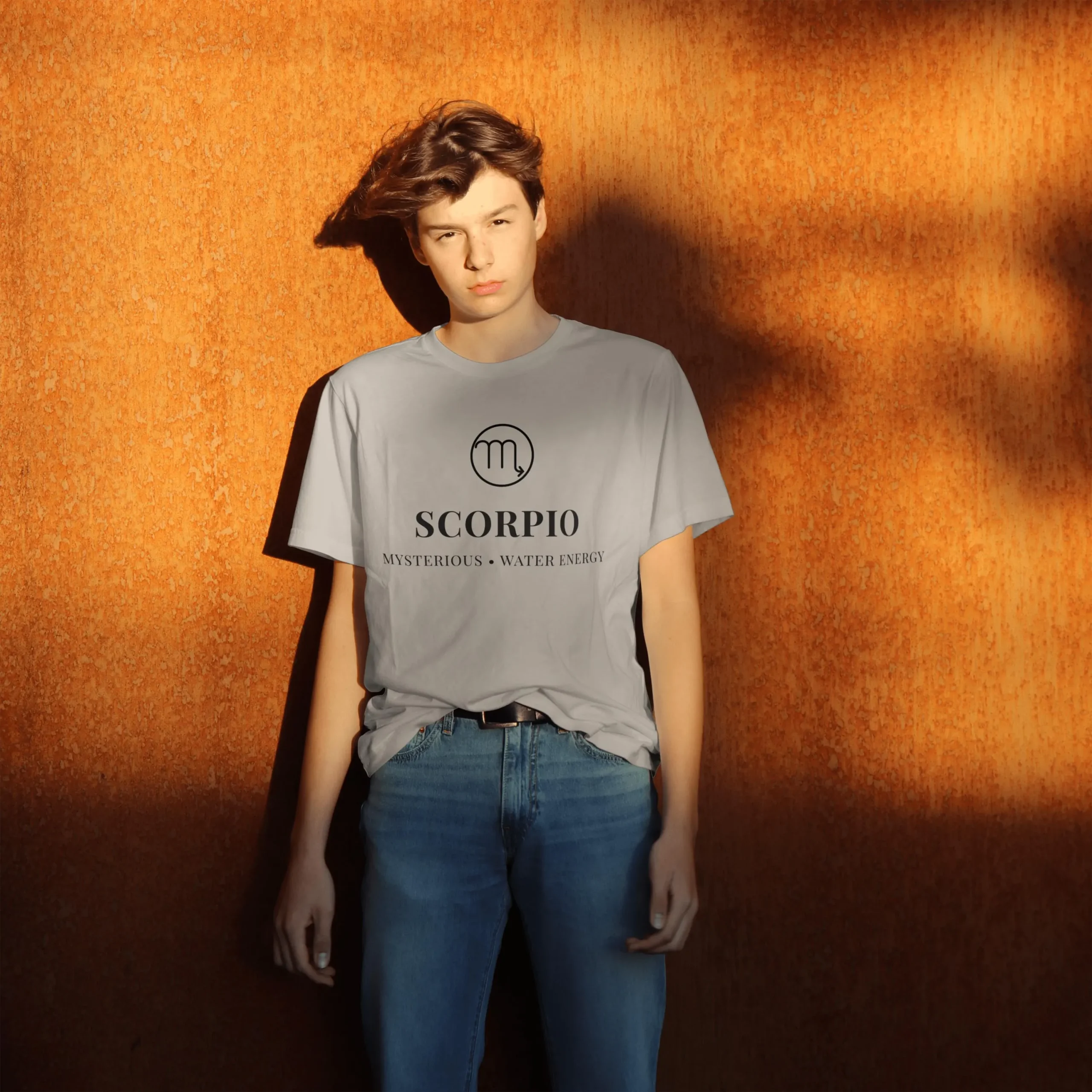 T-shirt Scorpion Intensité maîtrisée T-shirt Scorpion minimaliste gris porté fond orange – symbole astrologique Scorpio élégant