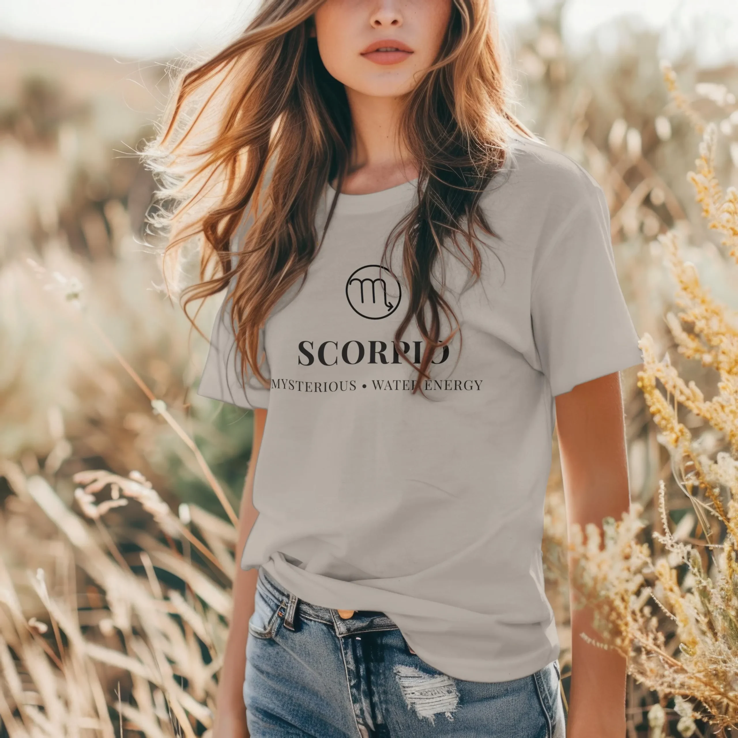 T-shirt Scorpion Intensité maîtrisée T-shirt Scorpion minimaliste beige porté femme – design astrologique discret et raffiné