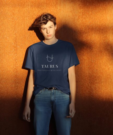 t-shirt taureau bleu marine coupe droite minimaliste
