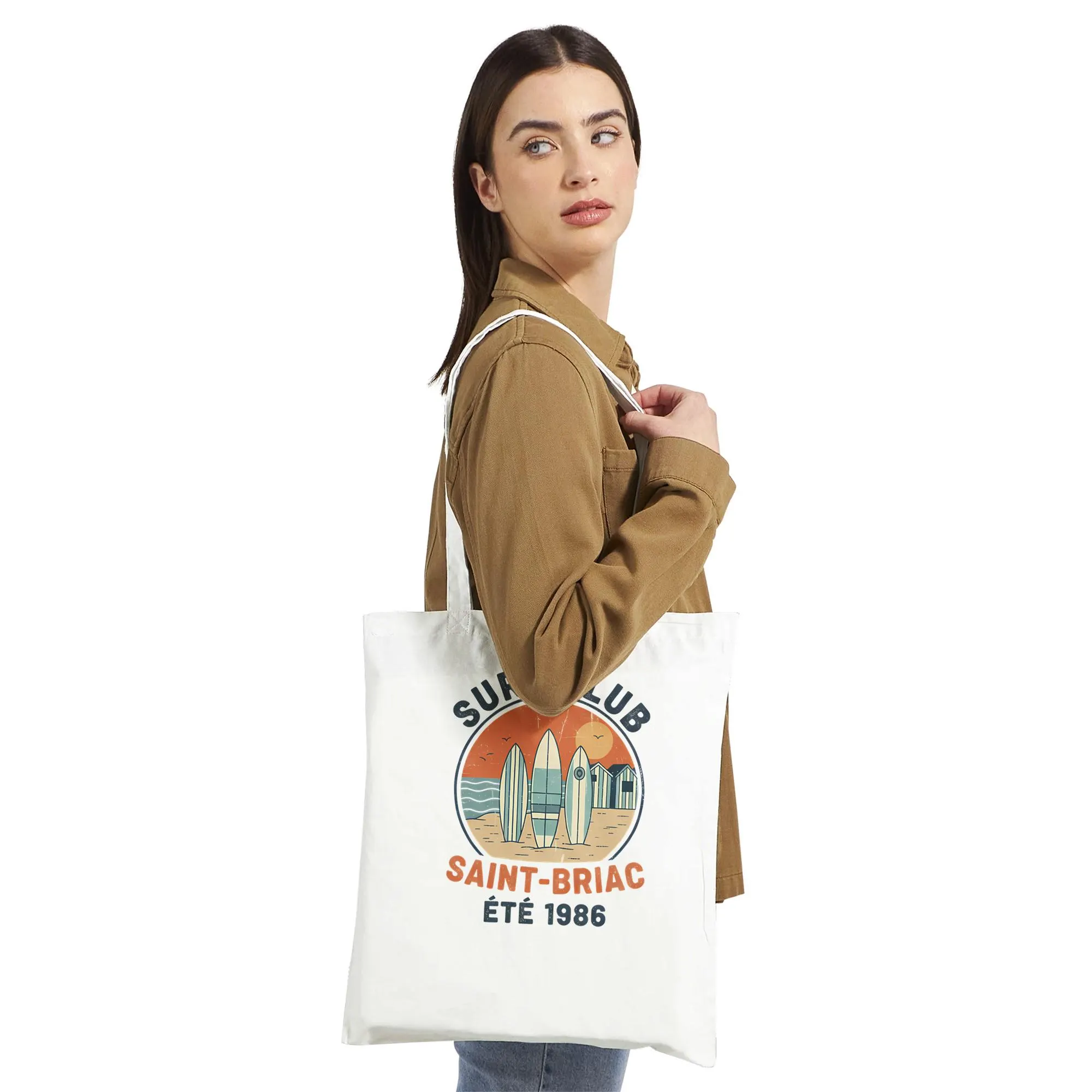 Tote Bag Vintage Surf Club – Saint-Briac Été Tote bag vintage Surf Club Saint-Briac – vue portée