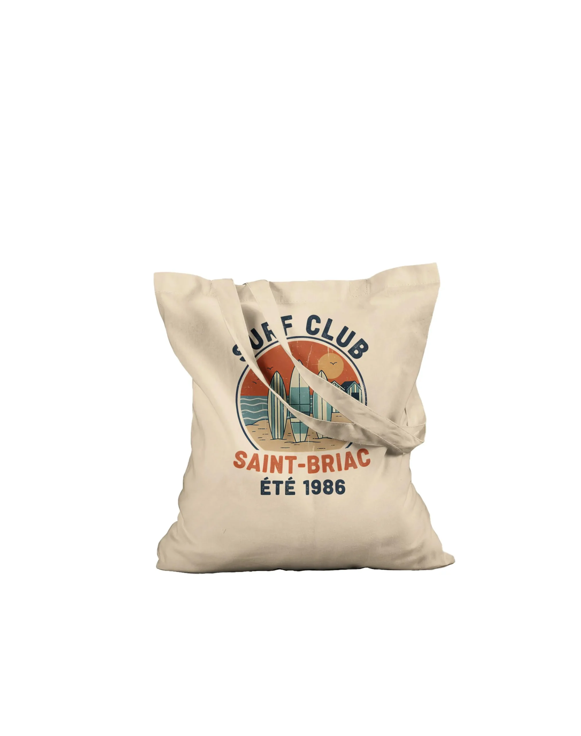 Tote Bag Vintage Surf Club – Saint-Briac Été Tote bag vintage Surf Club Saint-Briac – porté en situation