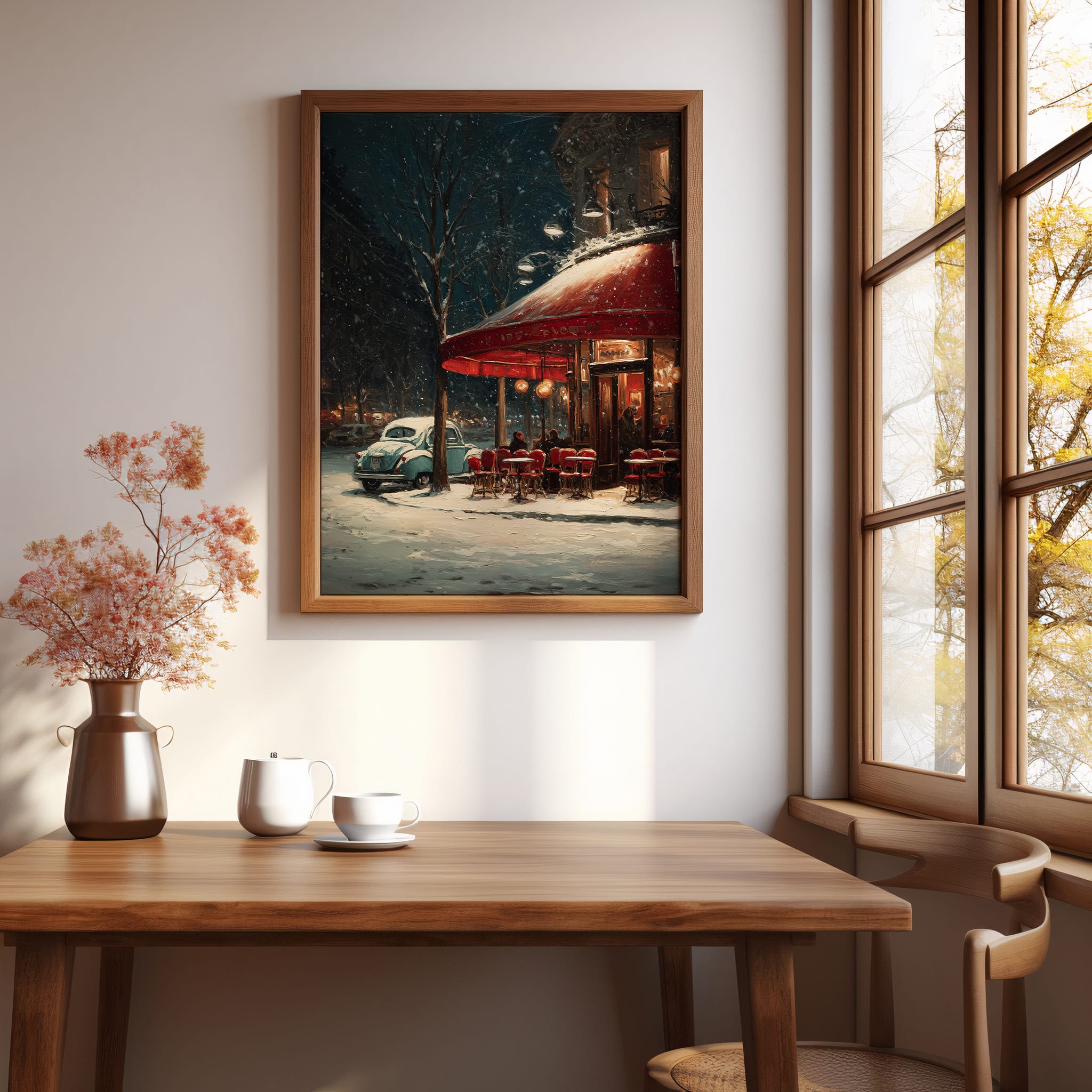 Affiche Paris hiver vintage – Café de Nuit Affiche Paris hiver café auvent rouge – mockup 01 intérieur lumineux table bois