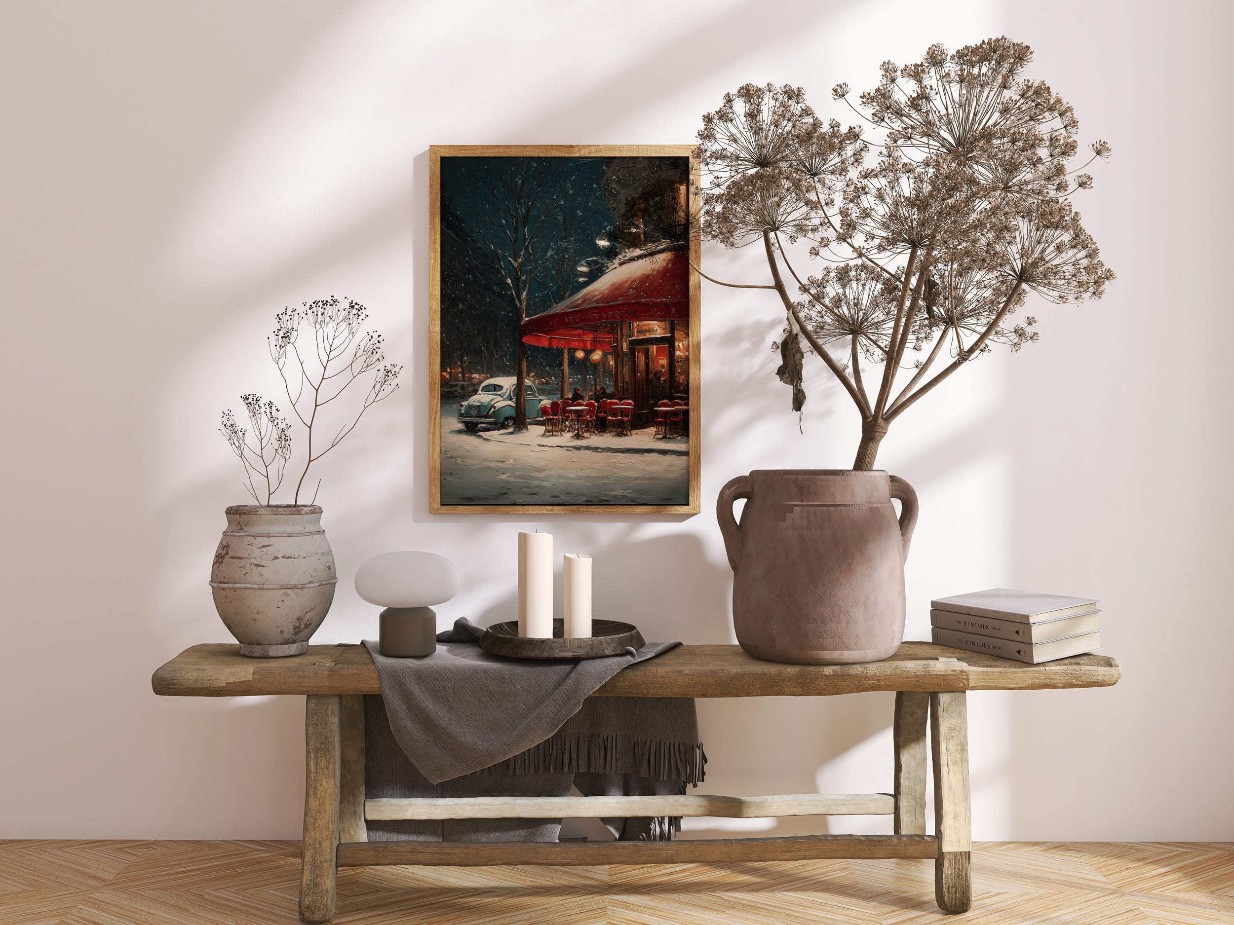 Affiche Paris hiver vintage – Café de Nuit Affiche Paris hiver café auvent rouge – mockup 08 intérieur chaleureux tapis