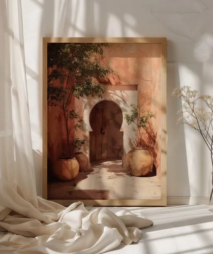 Affiche porte orientale Maroc avec mur terracotta, jarres artisanales et patio ensoleillé