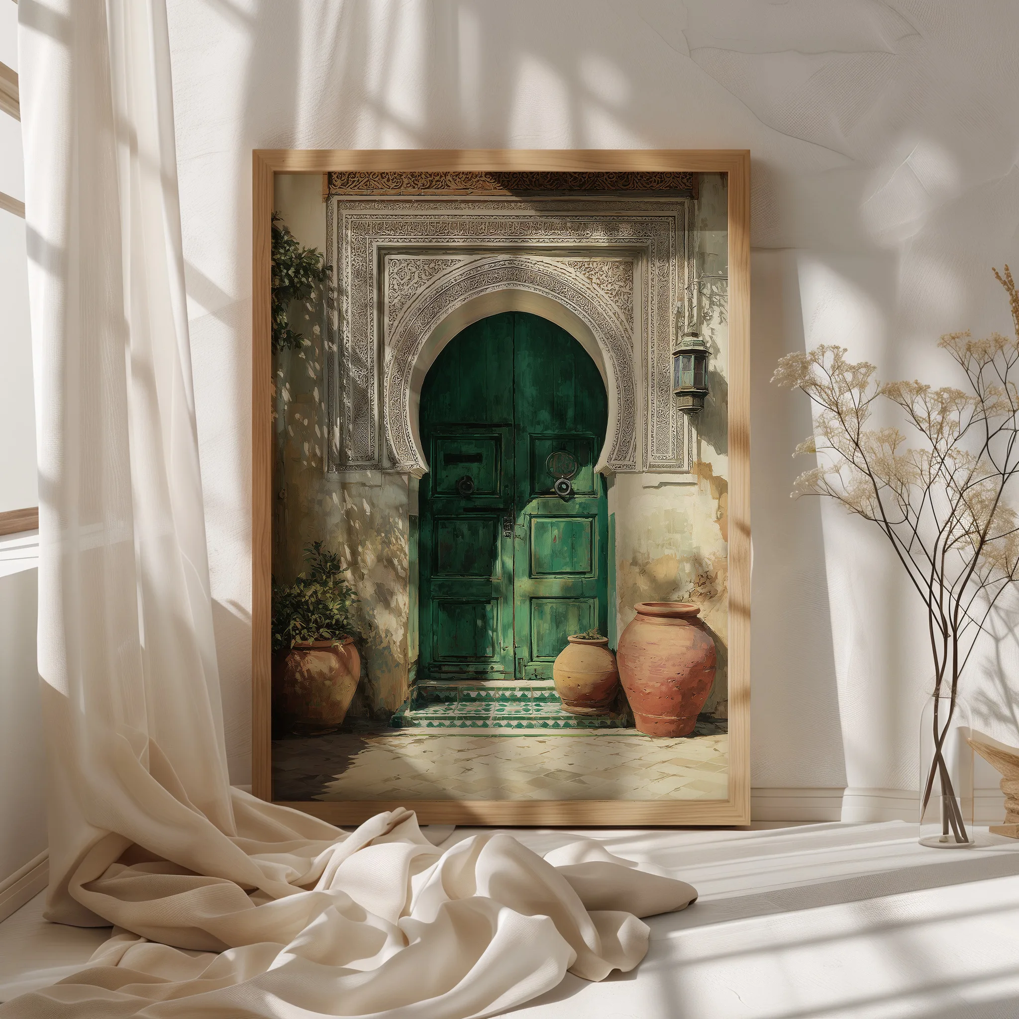 Affiche Porte Marocaine – Riad Vert Émeraude Affiche porte marocaine encadrée dans une chambre lumineuse
