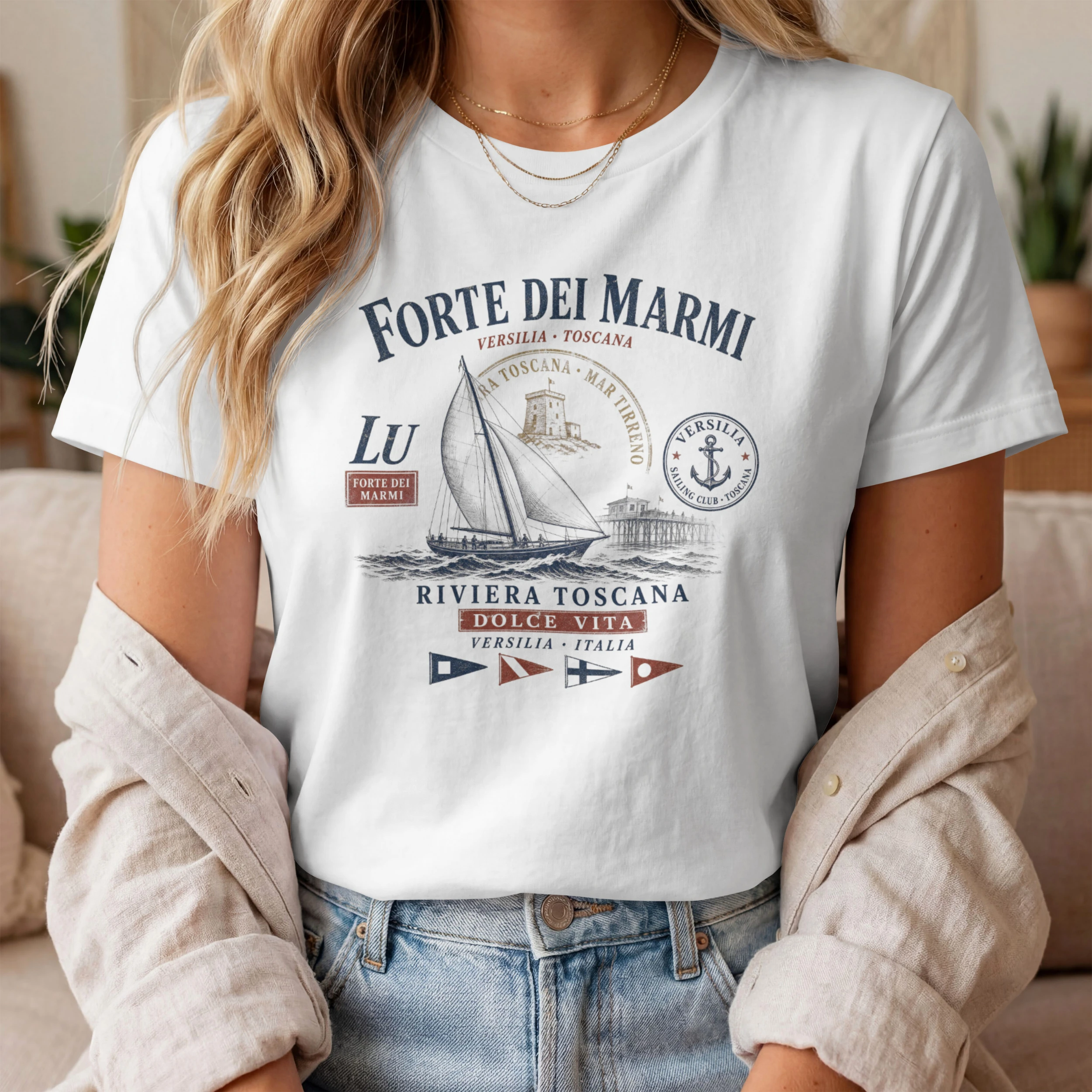 forte-dei-marmi-blanc1 Femme portant un t-shirt Forte dei Marmi blanc style Dolce Vita Riviera