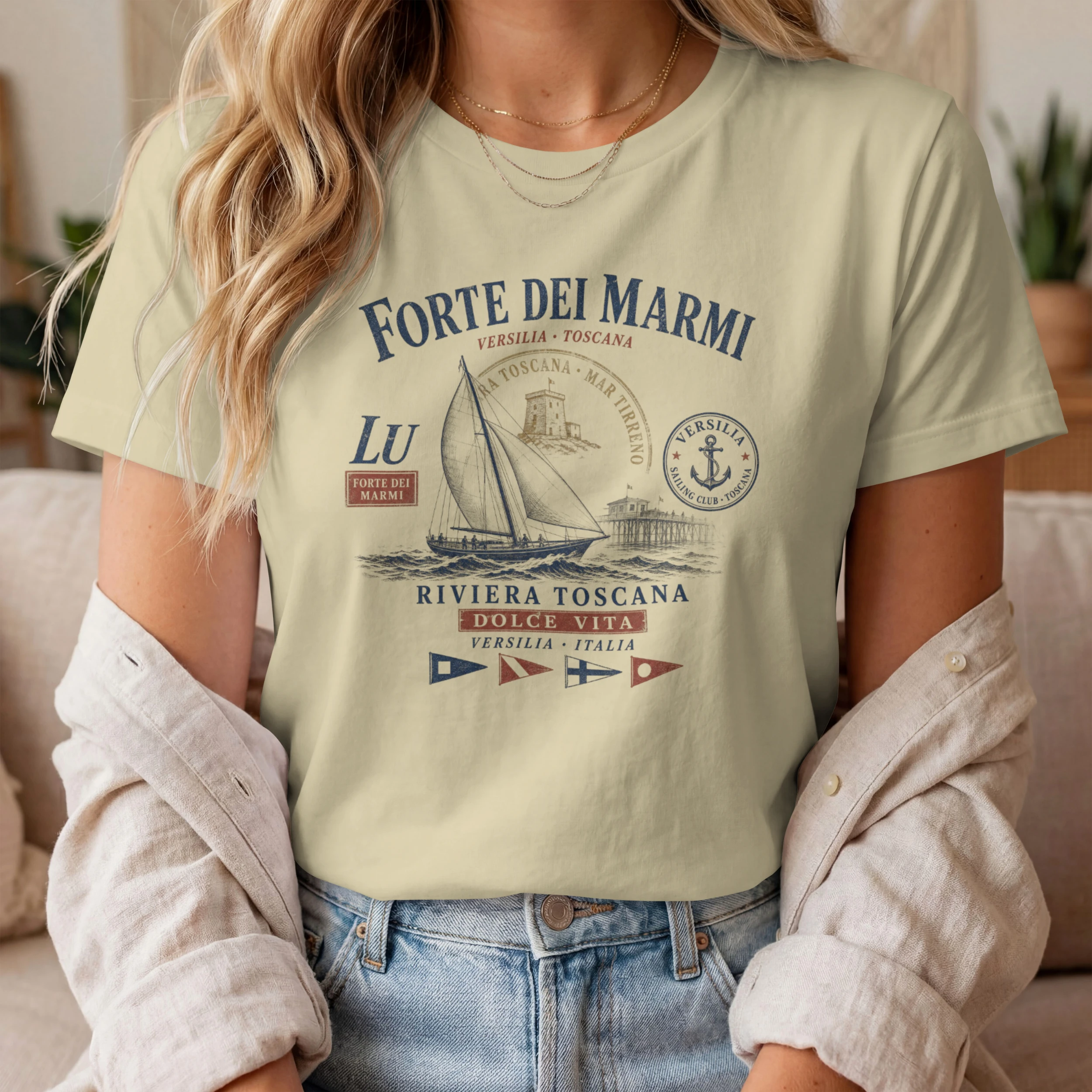 forte-dei-marmi-natural Femme portant un t-shirt Forte dei Marmi natural style Riviera italienne chic