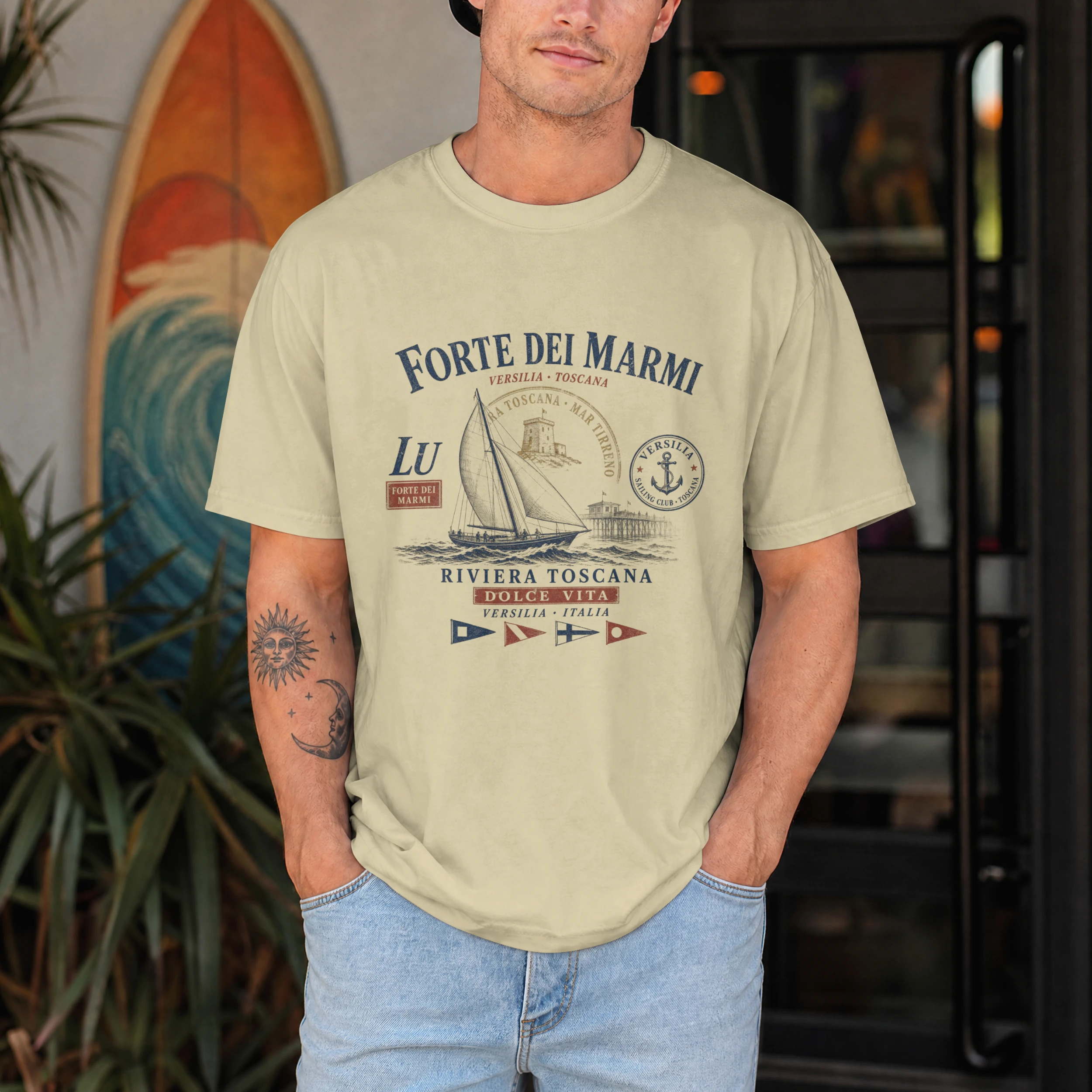 forte-dei-marmi-natural1 Homme portant un t-shirt Forte dei Marmi natural ambiance nautique toscane