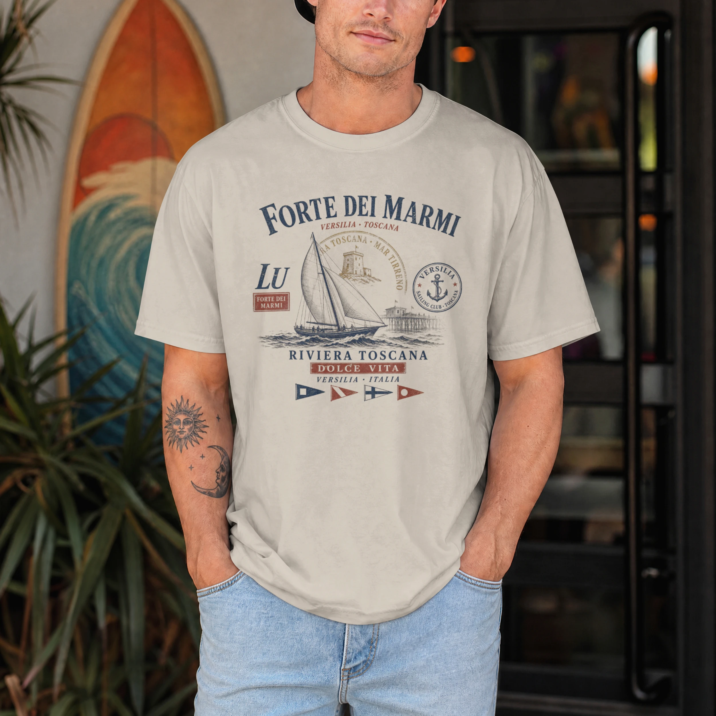 forte-dei-marmi-sable1 Homme portant un t-shirt Forte dei Marmi beige sable inspiration Riviera Toscana