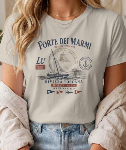 Femme portant un t-shirt Forte dei Marmi beige sable style Dolce Vita italienne