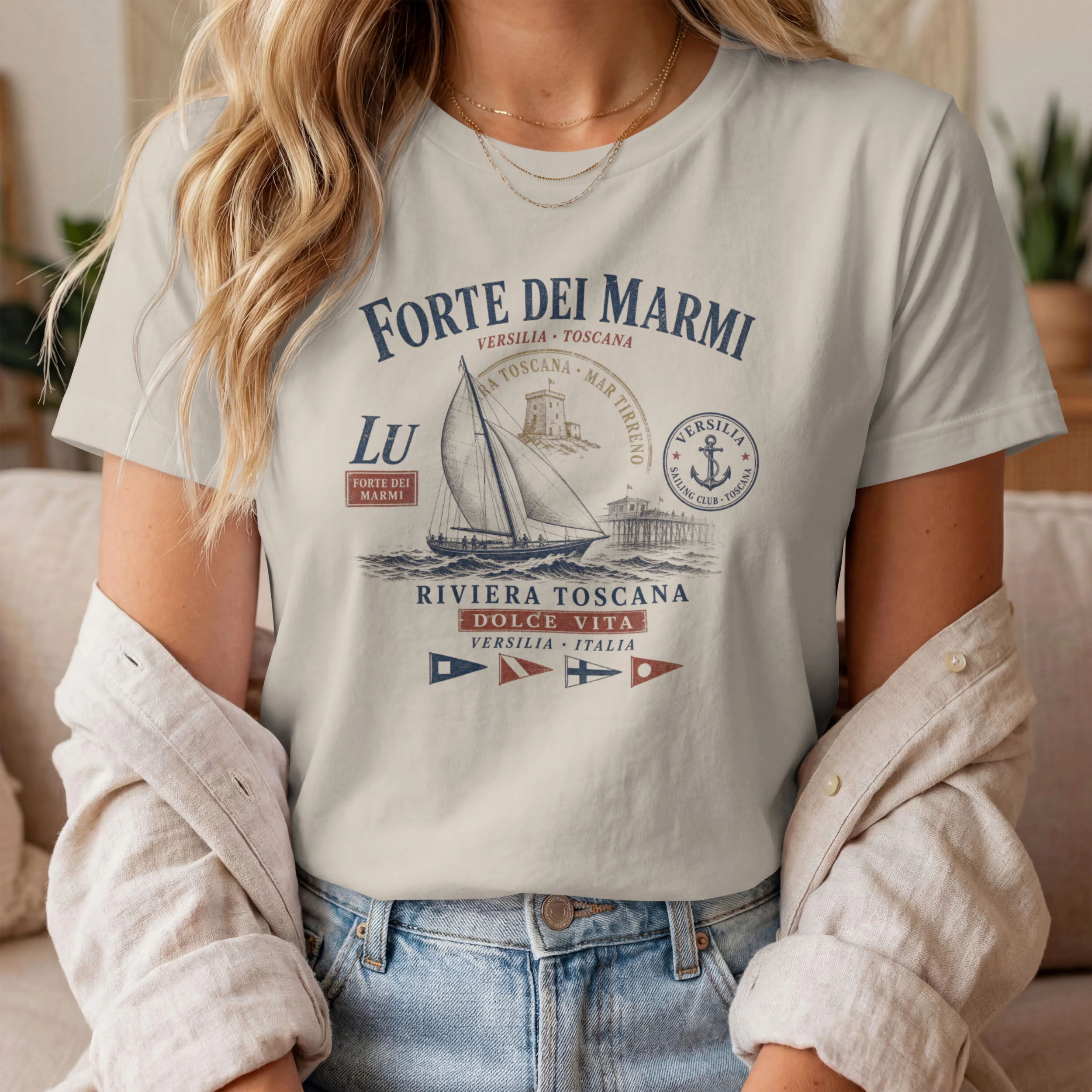 forte-dei-marmi-sable2 Femme portant un t-shirt Forte dei Marmi beige sable style Dolce Vita italienne