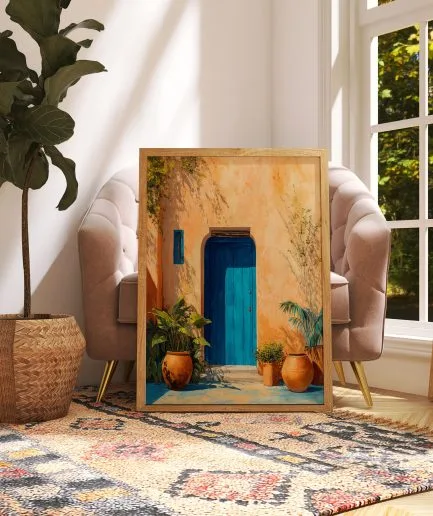 Affiche porte bleue Maroc avec patio ocre et plantes dans un salon chaleureux