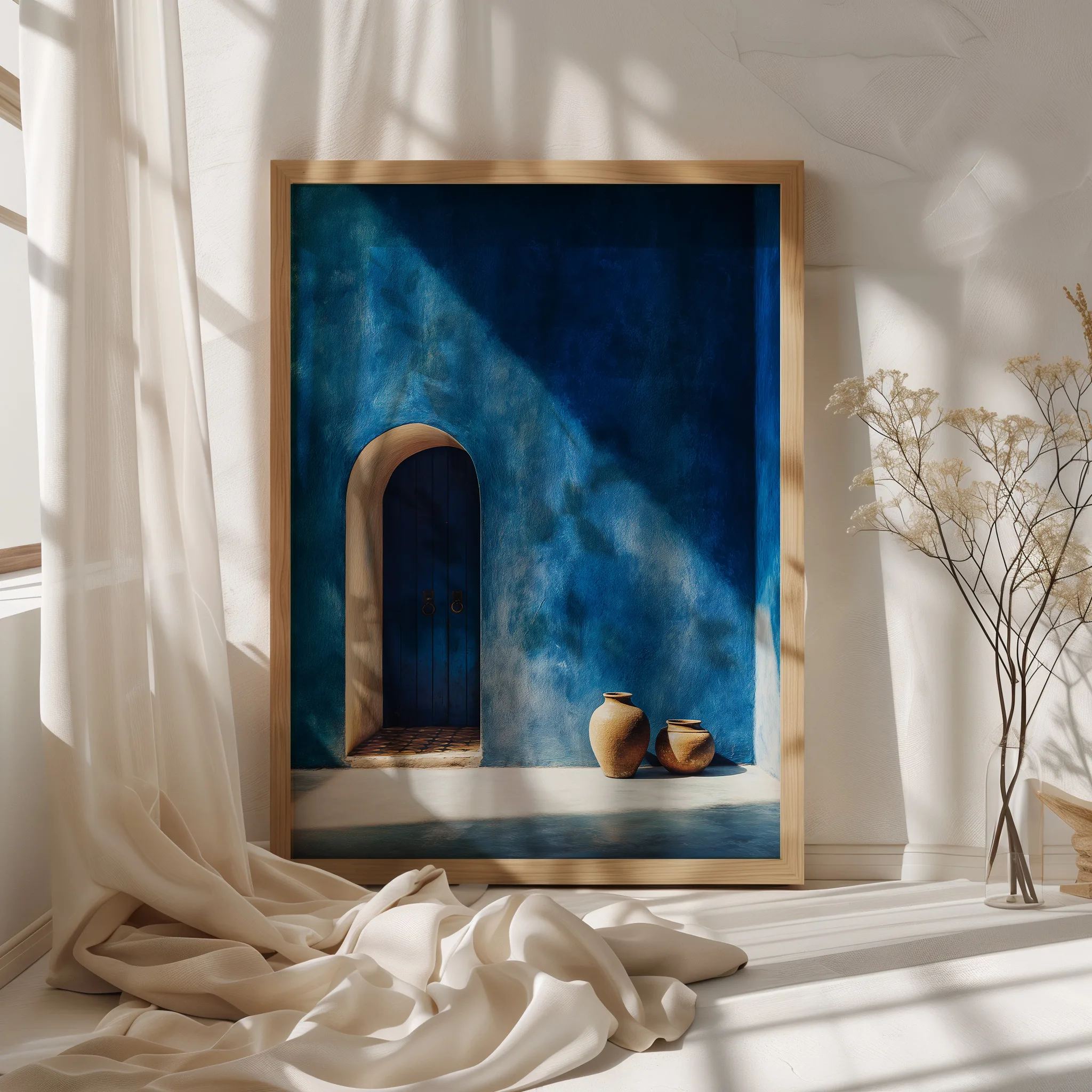 Affiche porte bleue Maroc encadrée dans une chambre lumineuse aux tons naturels