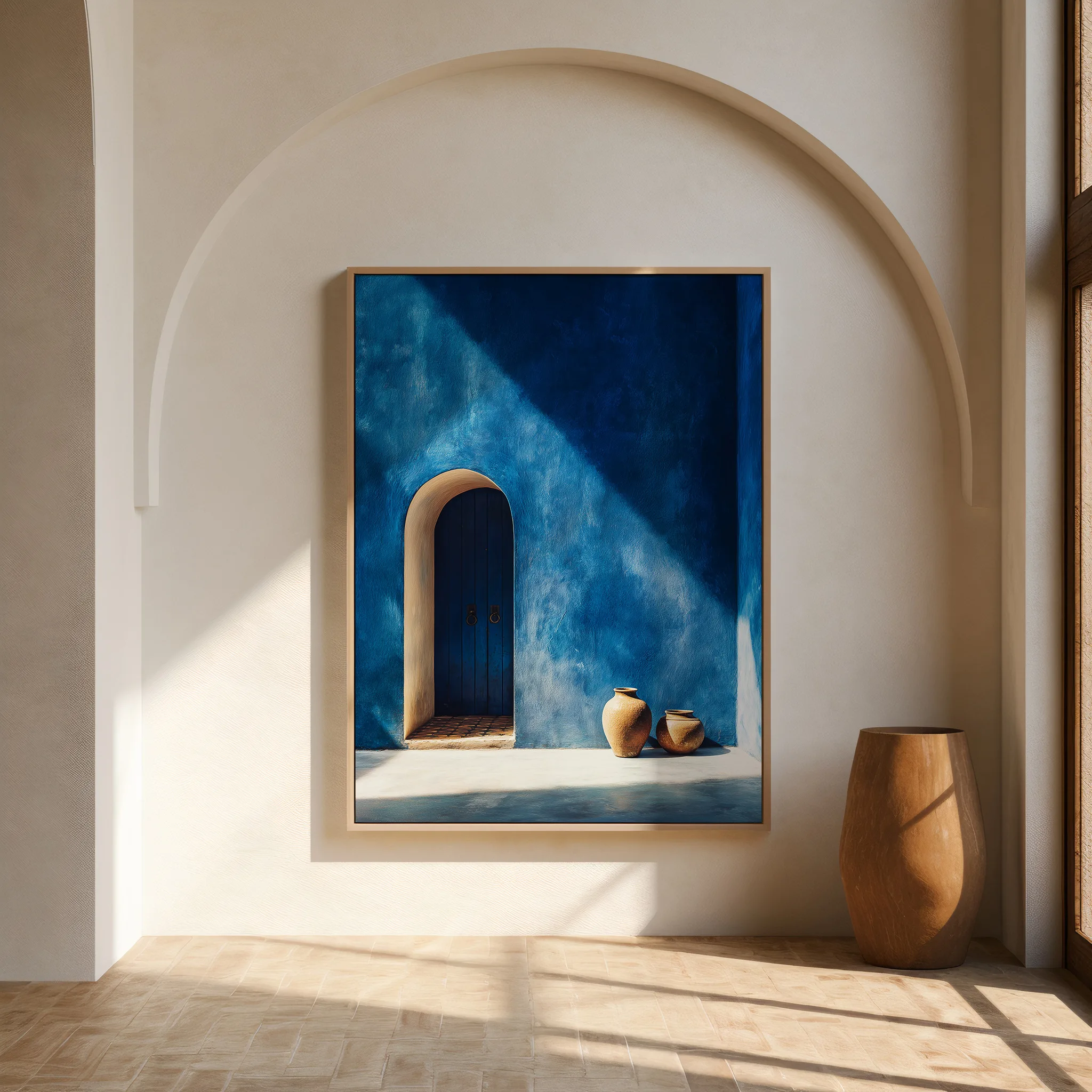 Affiche porte bleue Maroc bleu Majorelle dans une alcôve lumineuse avec vase décoratif
