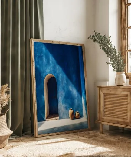 Affiche porte bleue Maroc avec mur bleu Majorelle dans un intérieur chaleureux