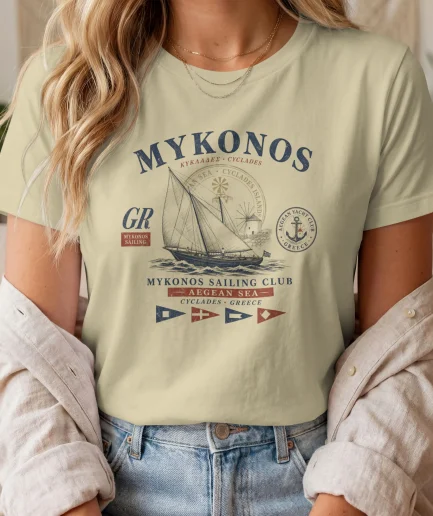 Femme portant un t-shirt Mykonos Sailing Club natural ambiance Riviera grecque