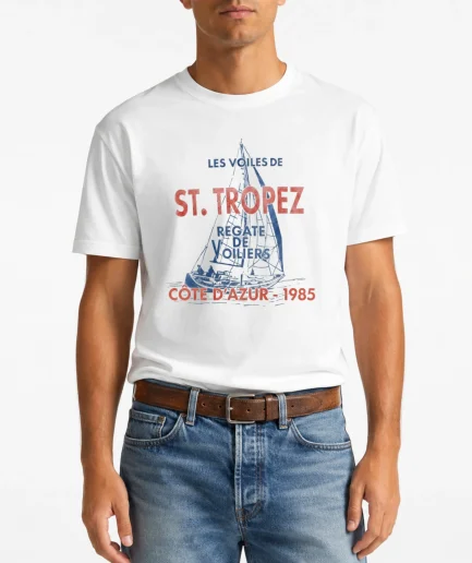homme portant un t-shirt Saint-Tropez vintage blanc style Riviera chic