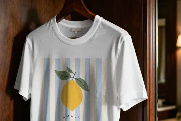 T-shirt Amalfi citron Style Riviera blanc suspendu sur cintre design minimaliste