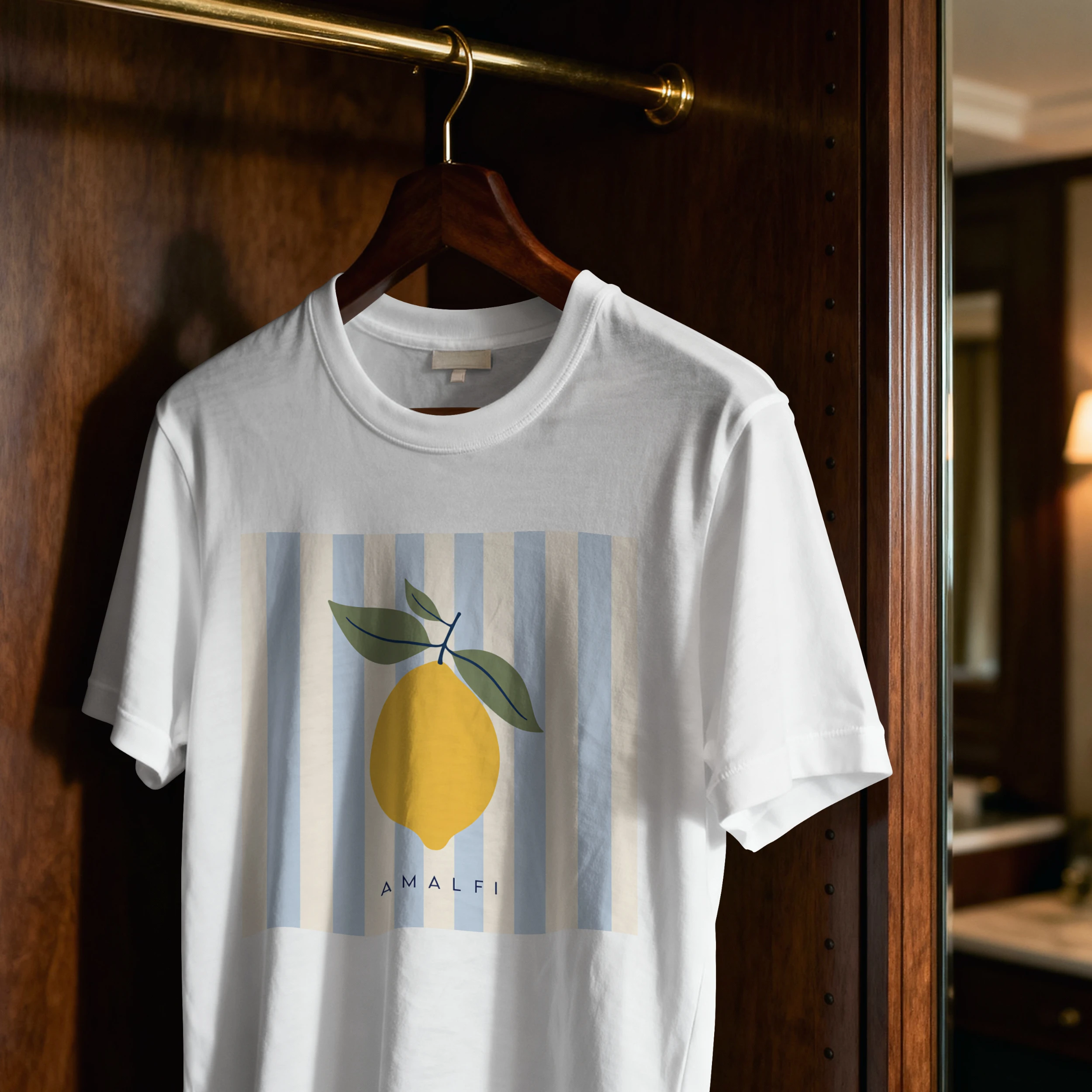 T-shirt Amalfi citron Style Riviera blanc suspendu sur cintre design minimaliste