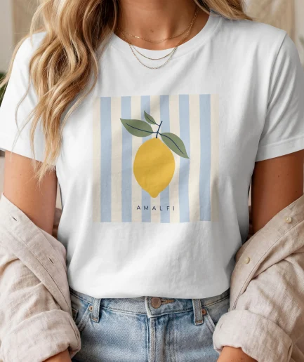 T-shirt Amalfi citron Riviera blanc porté par une femme style méditerranéen