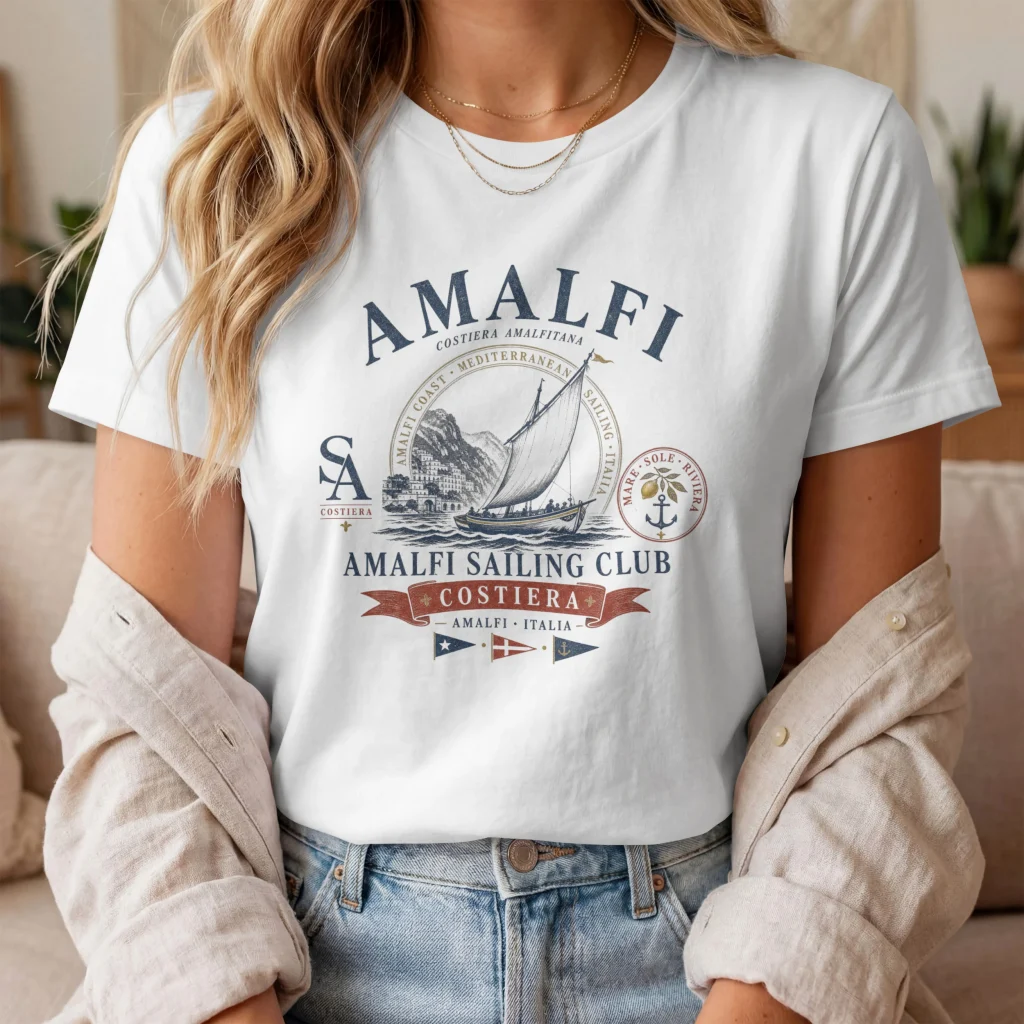 T-shirt blanc yacht club porté avec un jean clair et une veste beige
