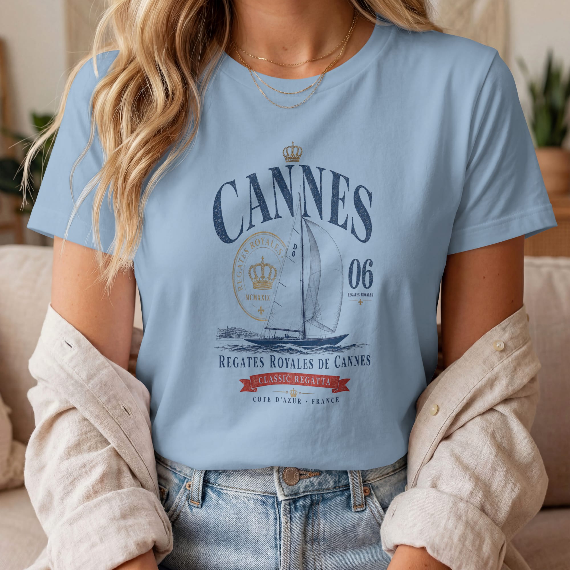 t-shirt-cannes-regates-royales-riviera-lifestyle-bleu Mockup lifestyle femme t-shirt Cannes Régates Royales
