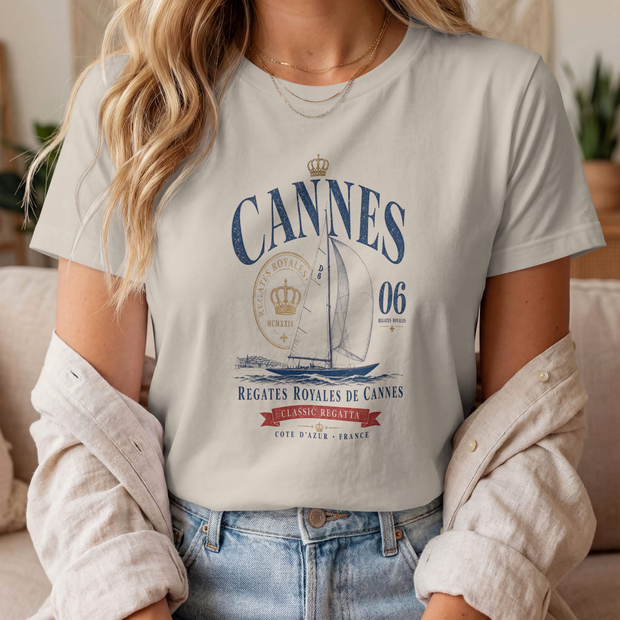 t-shirt-cannes-regates-royales-riviera-lifestyle-sable1 T-shirt Cannes Régates Royales vintage porté par une femme