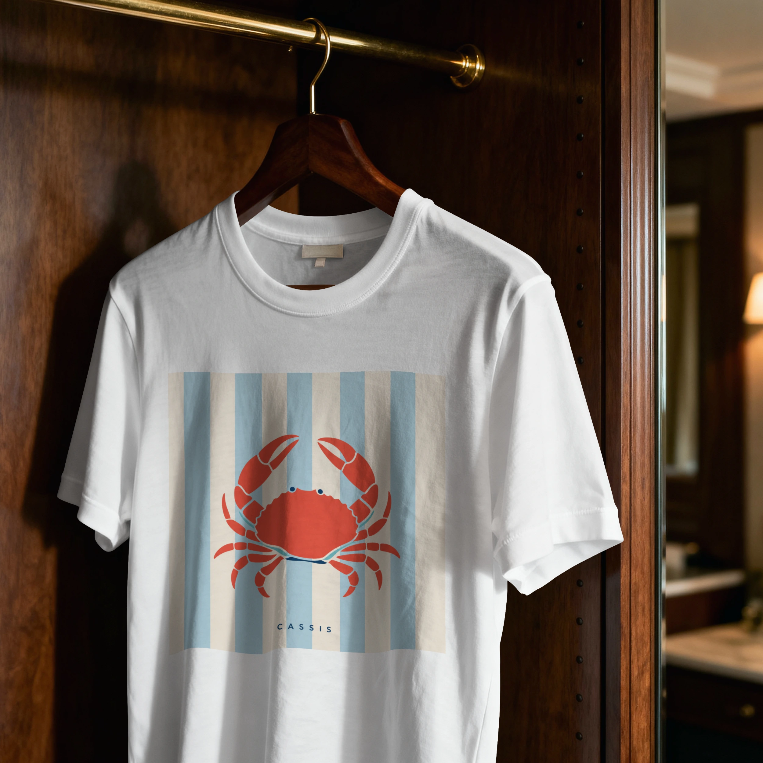 t-shirt-cassis-crabe-riviera-blanc-cintre T-shirt crabe Cassis Riviera blanc suspendu sur cintre design minimaliste