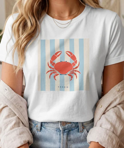 T-shirt crabe Cassis Riviera blanc porté par une femme style méditerranéen