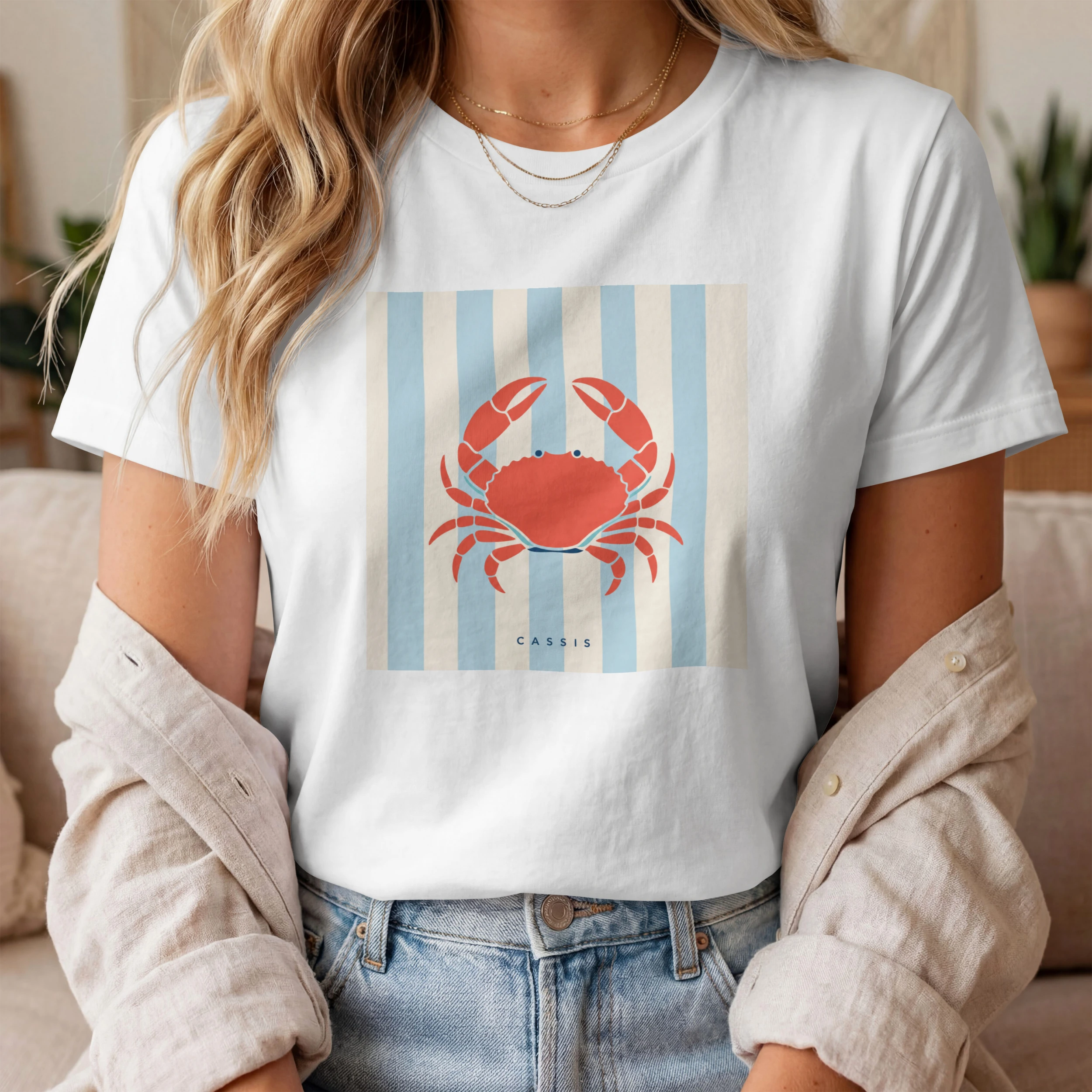 t-shirt-cassis-crabe-riviera-blanc-femme T-shirt crabe Cassis Riviera blanc porté par une femme style méditerranéen