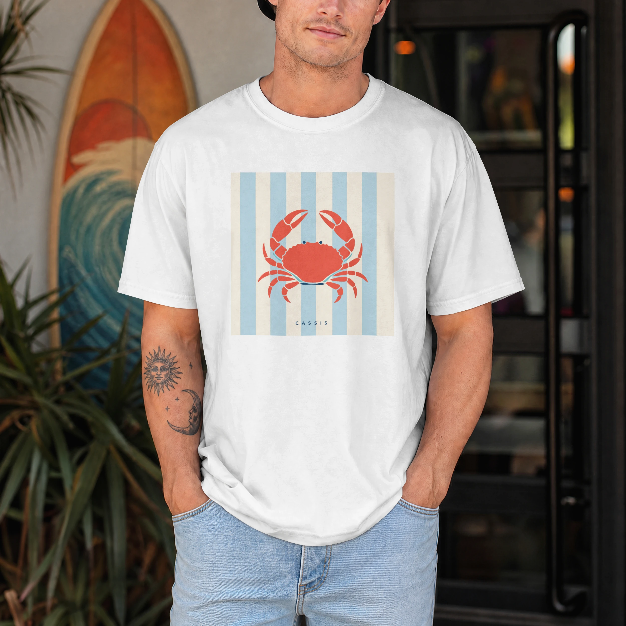 t-shirt-cassis-crabe-riviera-blanc-homme T-shirt crabe Cassis Riviera blanc porté par un homme inspiration Côte d’Azur