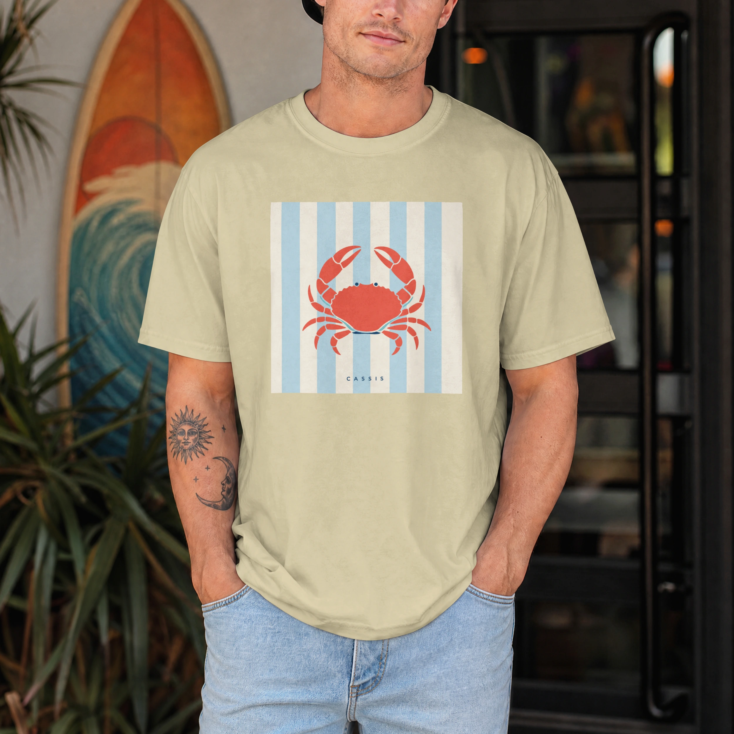 t-shirt-cassis-crabe-riviera-blanc-natural-homme T-shirt crabe Cassis Riviera natural porté par un homme style bord de mer